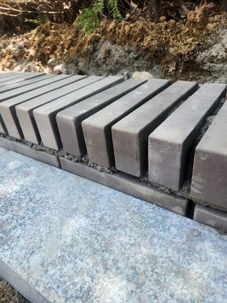 화단벽 마감면에 도장 준비 작업을 하는 장면