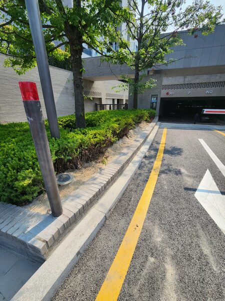 곡선 구간 화단벽 거푸집을 곡률에 맞춰 세우는 장면
