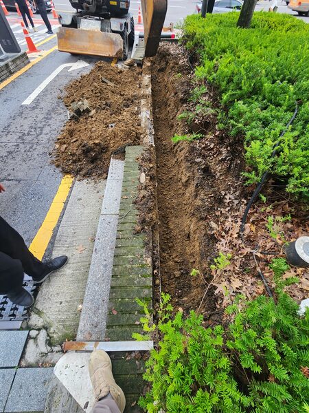 화단벽공사 업체 미팅 및 현장 확인 장면
