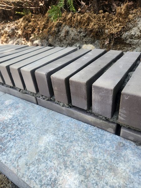 화단벽 석재 가공 및 마감 작업 장면